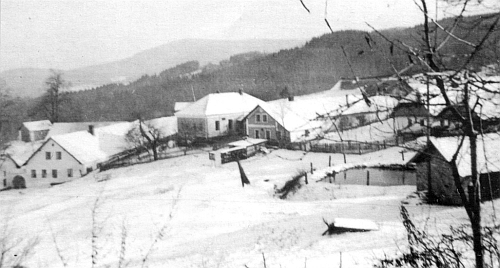 Část obce Lipka na snímku pořízeném někdy kolem roku 1930, odleva čp. 6 (zbořeno), čp. 18 škola (dosud stojí), čp. 7 (dosud stojí), čp. 8 (zbořeno), vpředu rybníček s hasičskou zbrojnicí (zbořena)